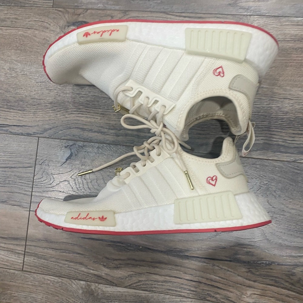 Adidas NMD R1 Valentine’s sneaker - Picture 2 of 14